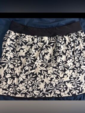 Lands End Plus Size (20W)Floral Black and White Women's Skirt. Swim/quick dry.